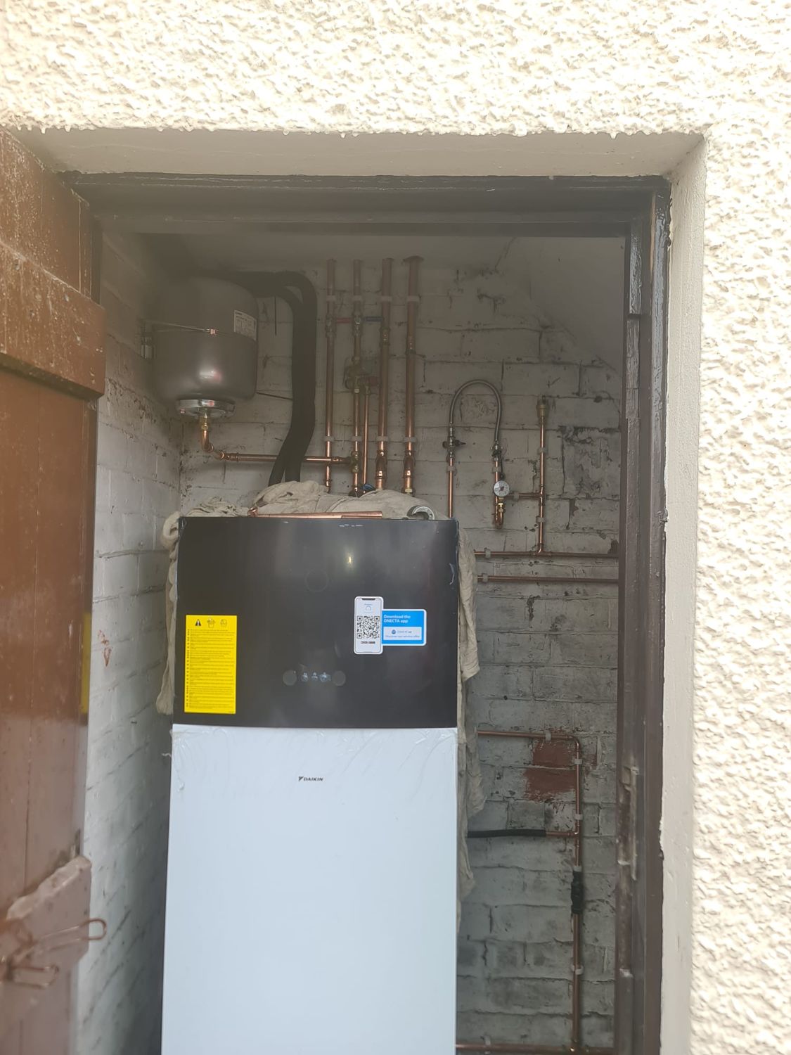 Heat pump hot water cylinder and controls