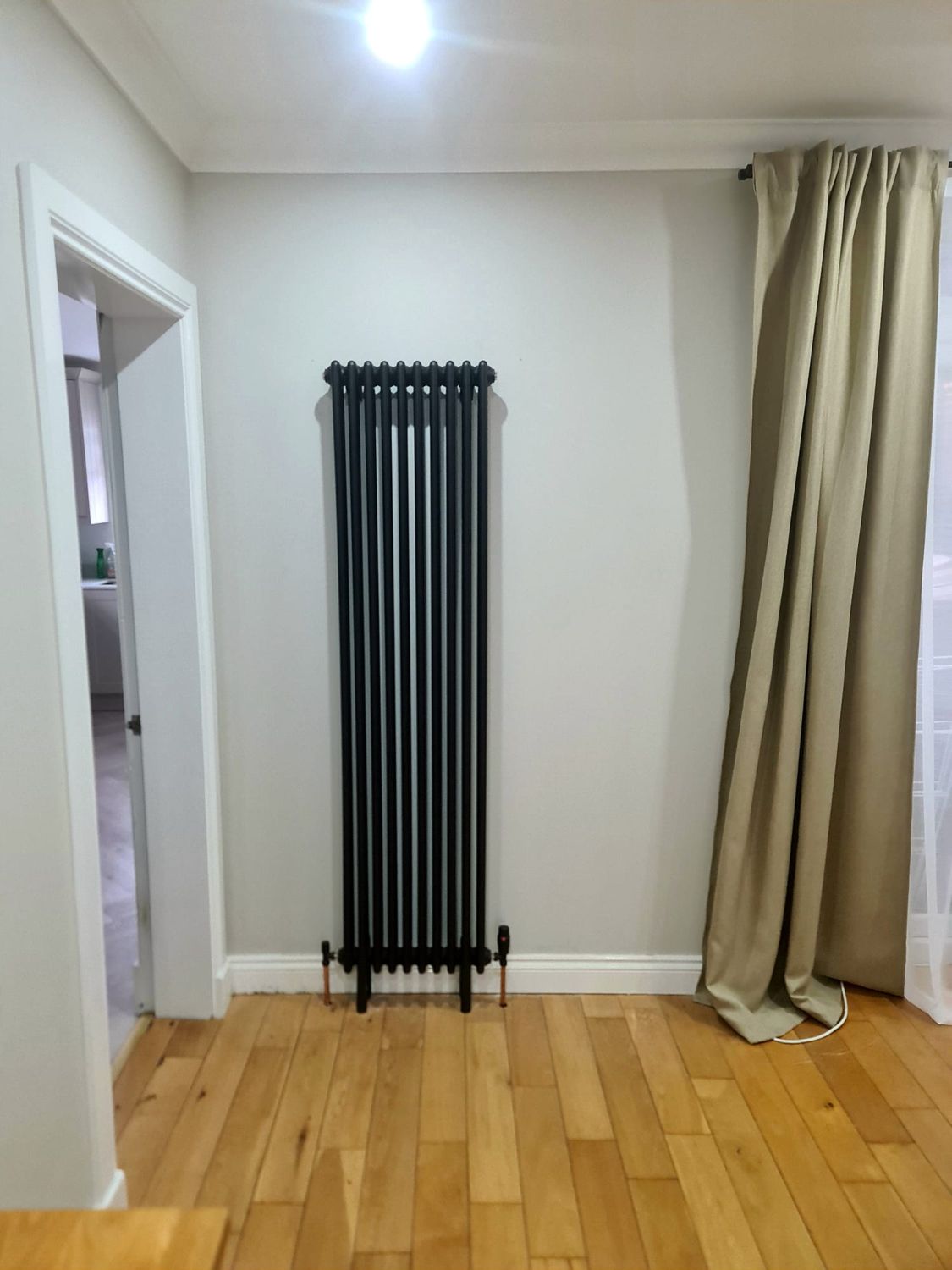 Column radiator fitted in a living room